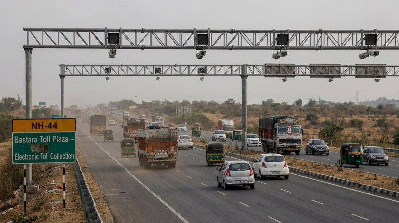 Vehicles passing under camera gantries at Bastara toll plaza on NH-44 without stopping under barrier-free free-flow tolling